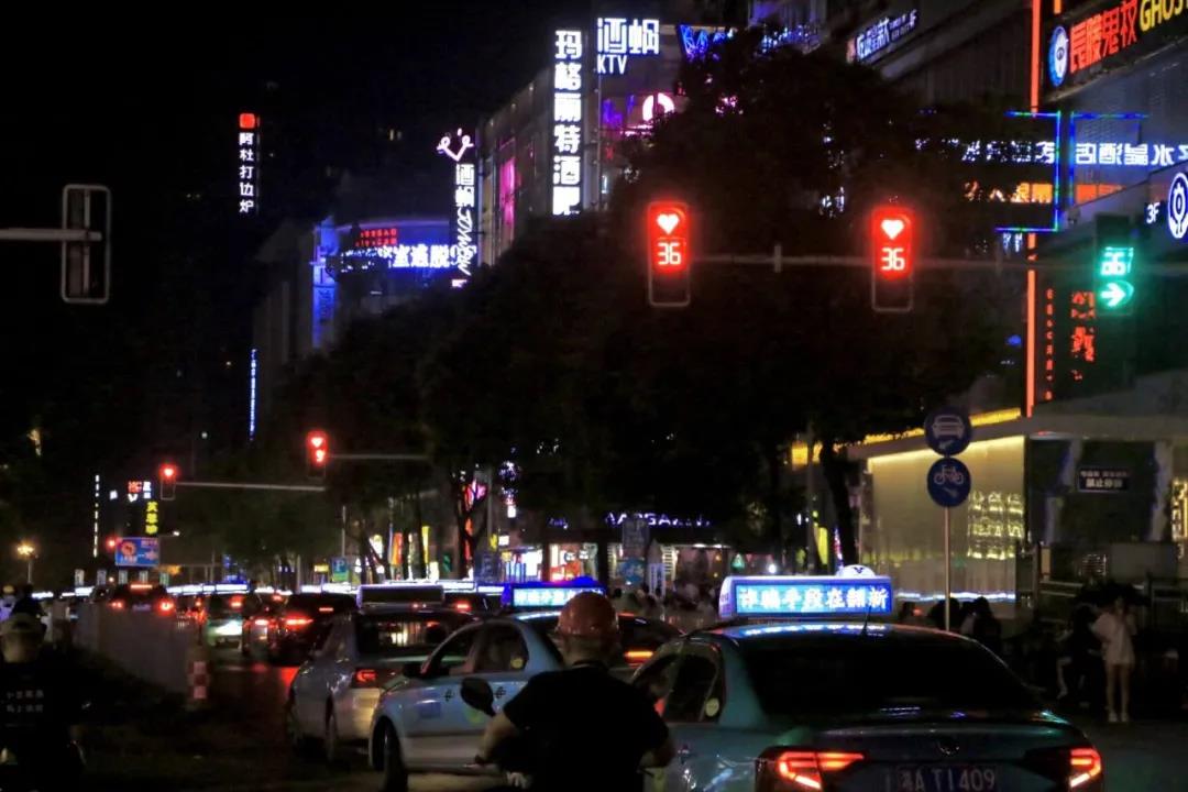 七夕長沙，愛心（xīn）紅綠燈正在上演！